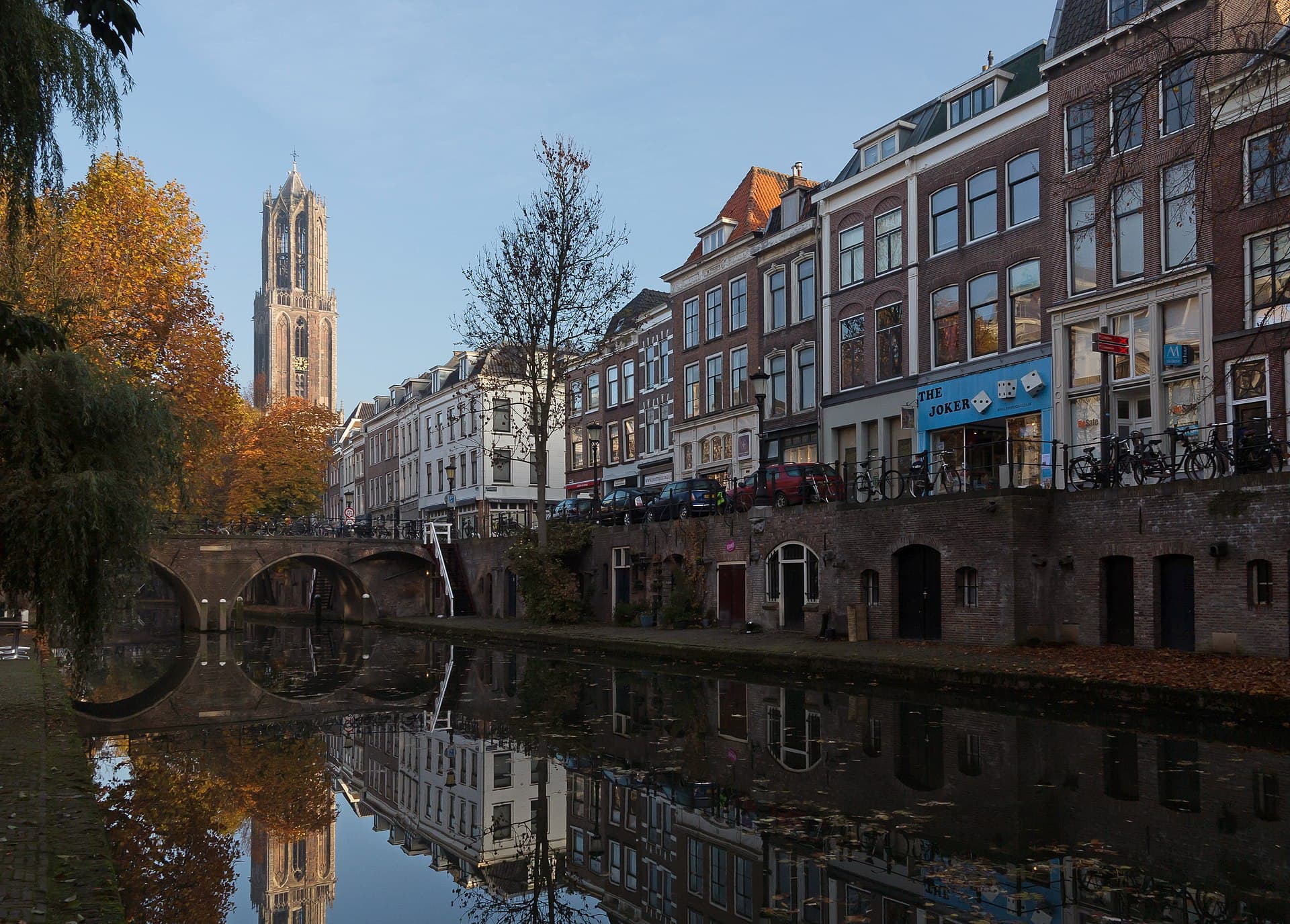 De Oudegracht en Domtoren in Utrecht